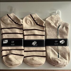 GAP NWT Woman’s Cream and Brown Striped Socks - 3 Pack
